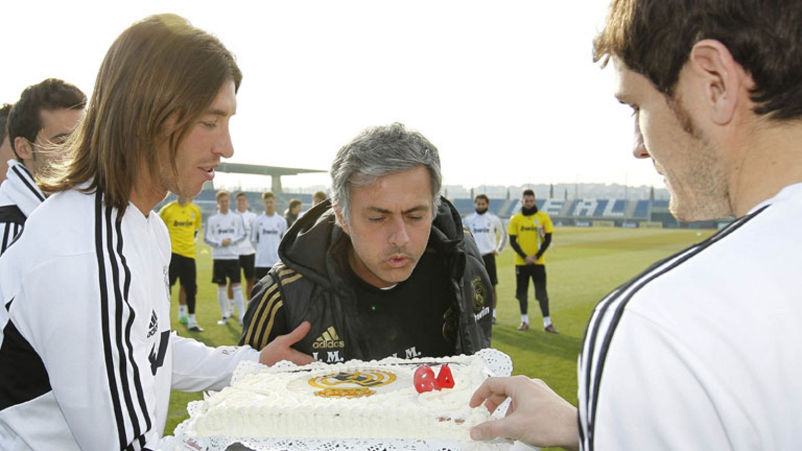 La plantilla felicita a Mourinho por su cumpleaños | Ver