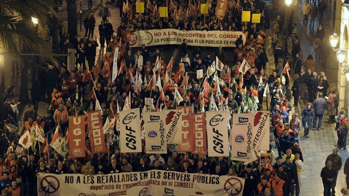 Informativo 24h - Miles de personas se manifiestan en Valencia por los recortes públicos