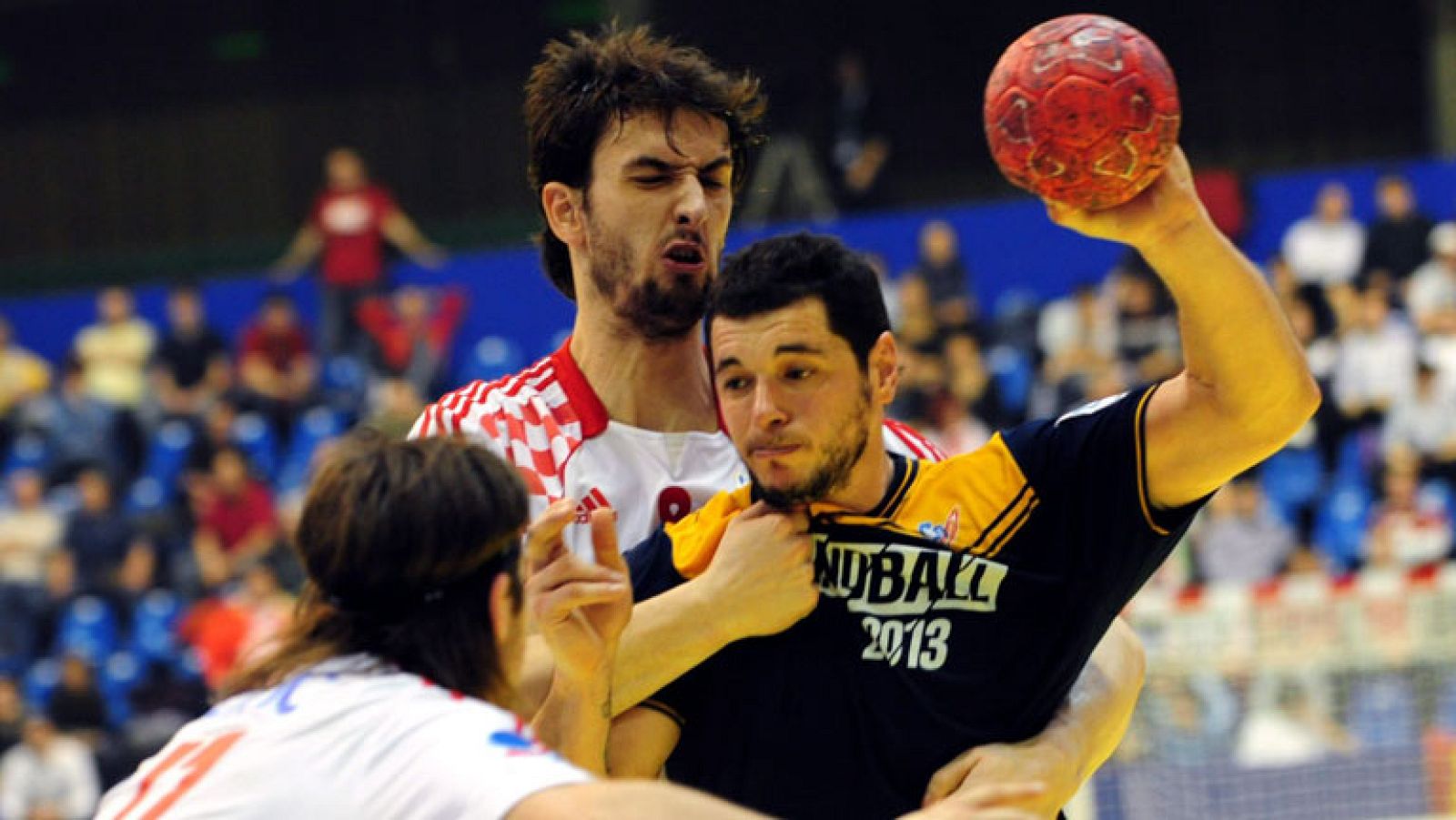 España ha caído derrotada ante Dinamarca por 25-24 y se queda fuera de la lucha por el primer puesto del Europeo de Serbia. Los de Valero Rivera, que además pierden la oportunidad de clasificarse directamente para los Juegos Olímpicos de Londres, han