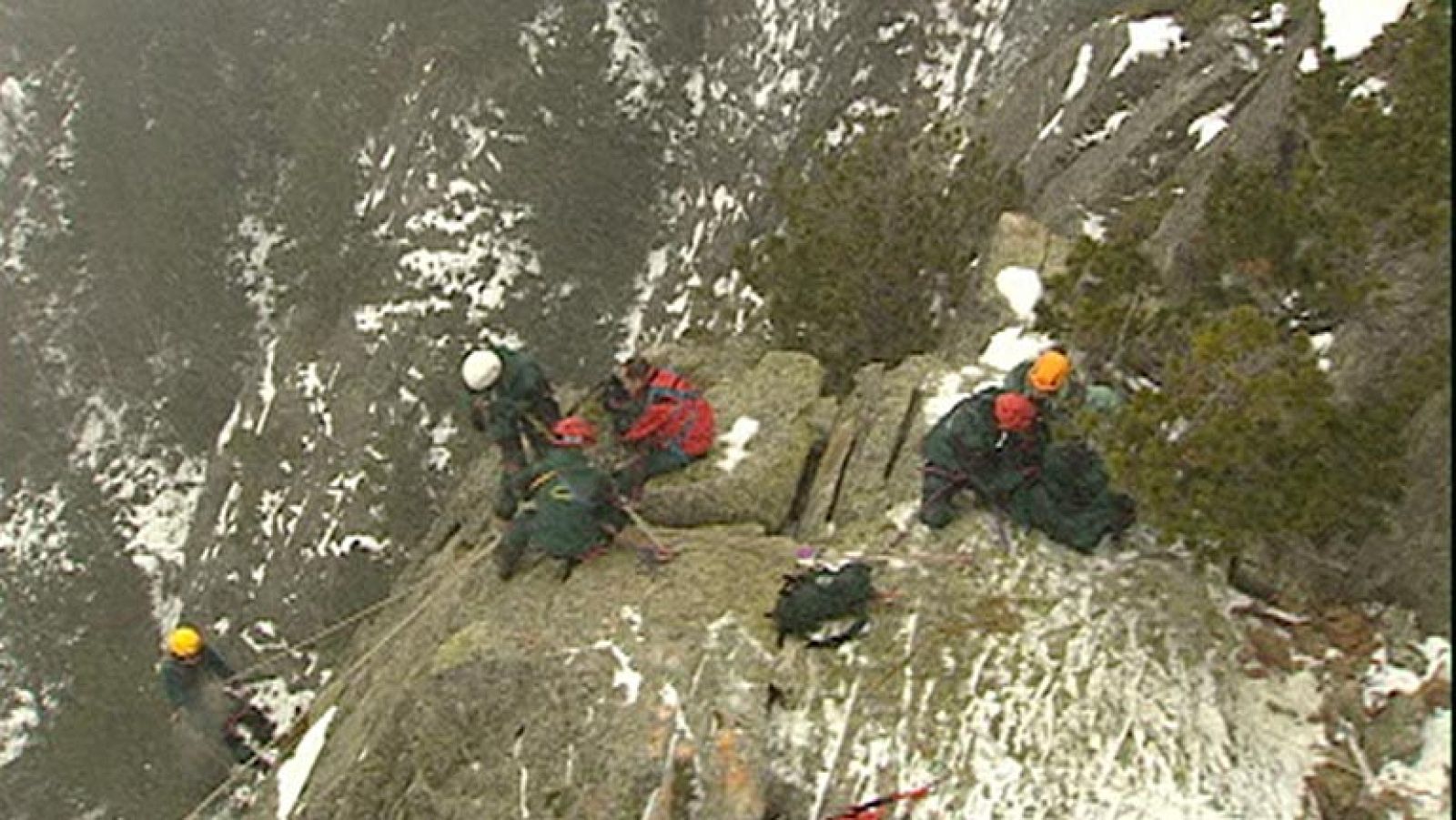 Los equipos de rescate desempeñan su trabajo en condiciones extremas