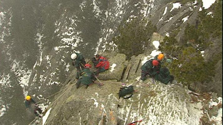 Telediario 1 - Trabajos de equipos de rescate
