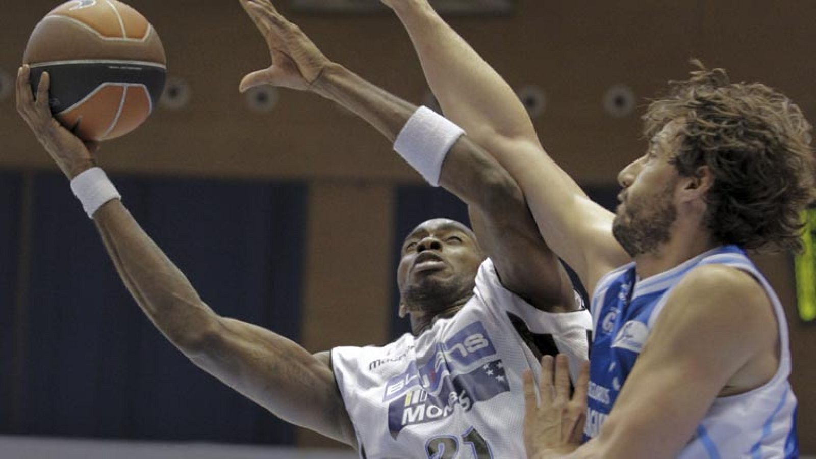 El Lagun Aro GBC sumó su noveno triunfo de la temporada en la cancha del Blusens Monbus (80-88), después de pelear en los últimos minutos una victoria que tuvo controlada en el tercer cuarto