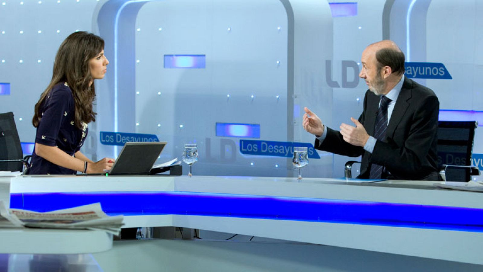 Los Desayunos (TVE): Rubalcaba defiende su currículo y su programa para convecer a los delegados