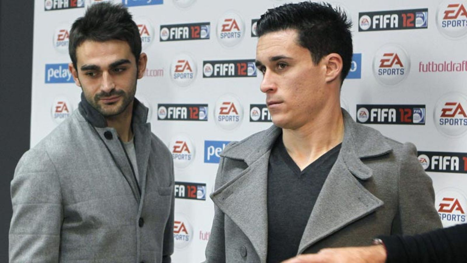 "¿Qué pasa, que en Barcelona hablan sobre los árbitros? Pensaba que no hablaban de eso" ha sido la respuesta irónica del centrocampista del Madrid a las quejas de Sandro Rosell.