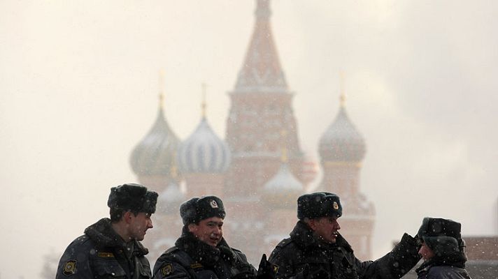 Telediario 1 - 60 muertos por el temporal de frío que azota el centro y este de Europa
