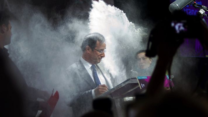 Informativo 24h - Una espontánea embadurna de harina al socialista Hollande en un acto público