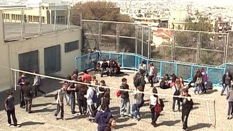 La asfixia económica de Grecia se palpa en sus calles y escuelas