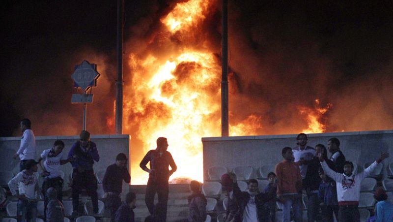 Tres días de luto por los 74 muertos en un partido de fútbol egipcio