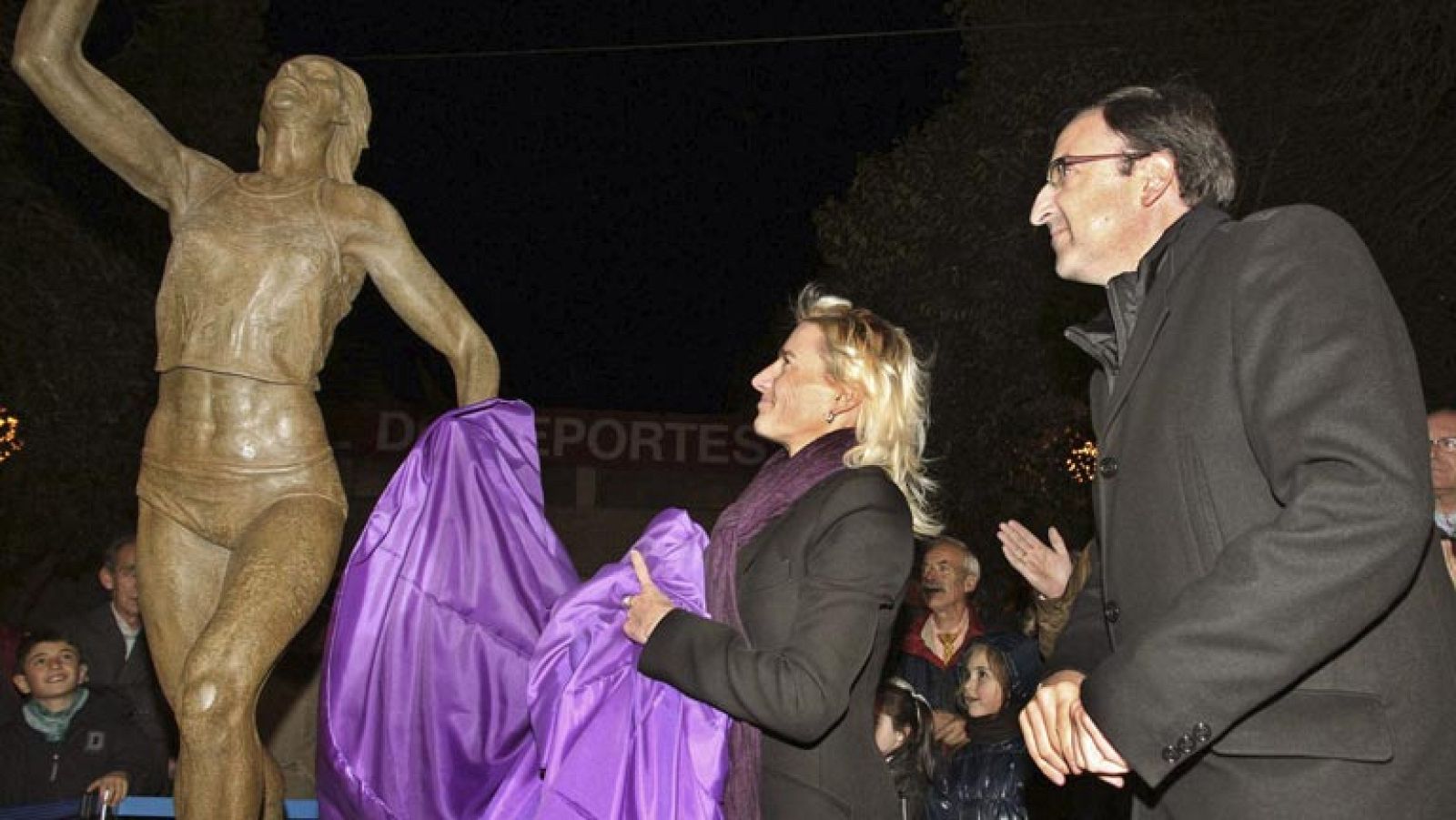 Marta Domínguez descubre su polémica estatua