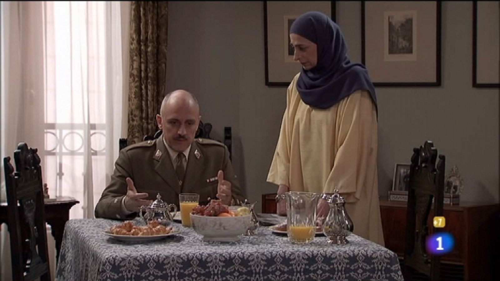 Amar en tiempos revueltos - T7 - Capítulo 104 - Héctor le da una primicia a Asunción - Ver ahora