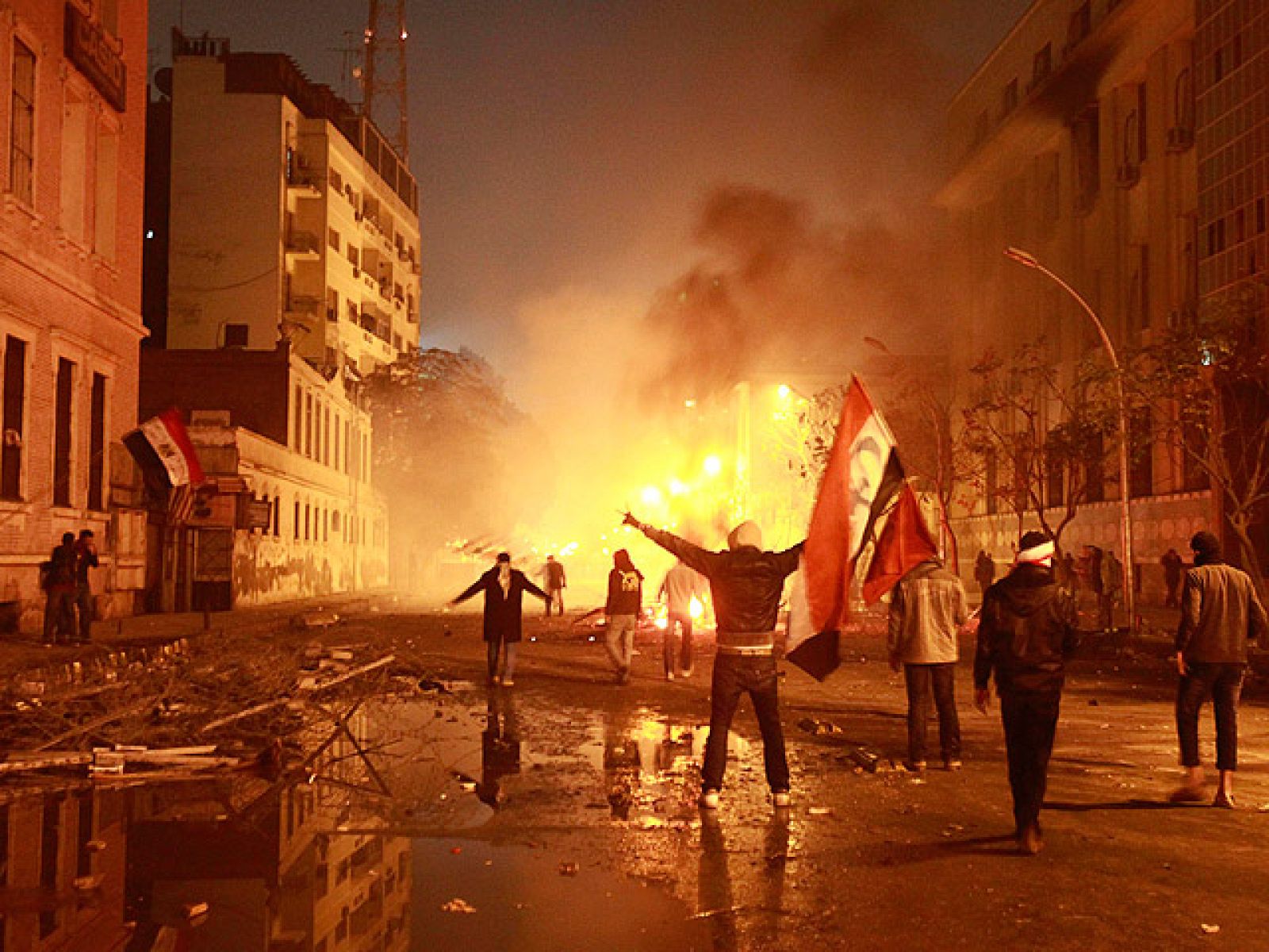 La policía egipcia lanza gases lacrimógenos contra los manifestantes