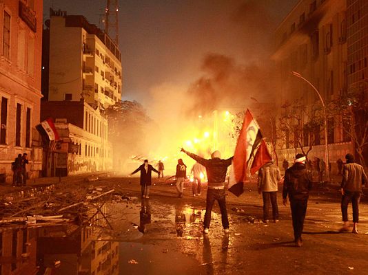  - La policía egipcia lanza gases lacrimógenos contra los manifestantes