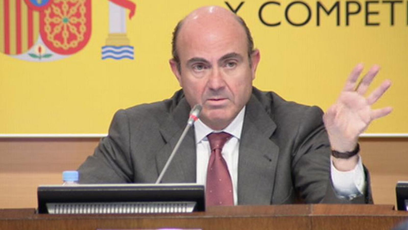 El ministro de Economía da cuatro meses a los bancos para fusionarse