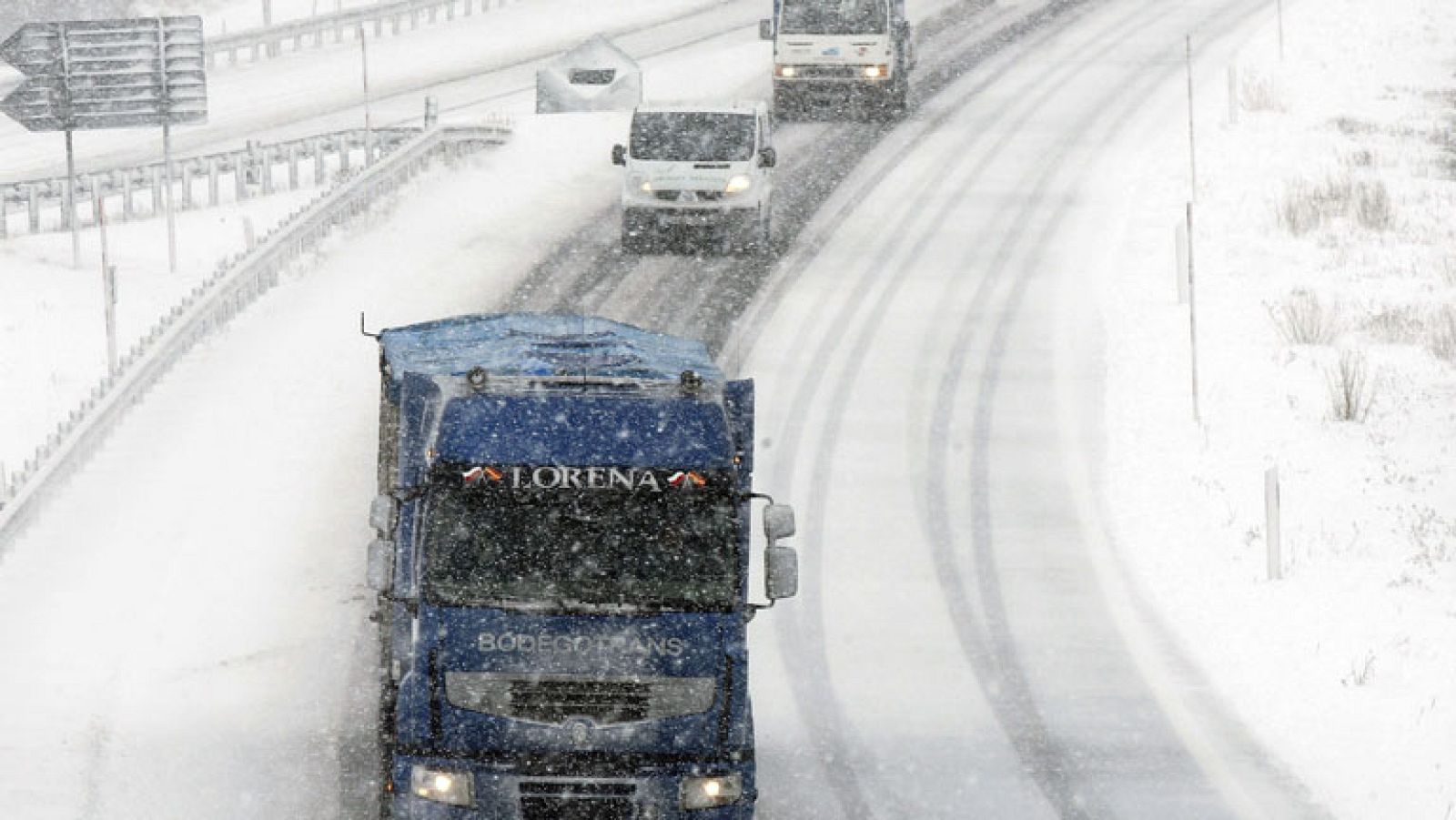 El frío y la nieve presentes en toda la Cornisa Cantábrica y el País Vasco paralizan el tráfico