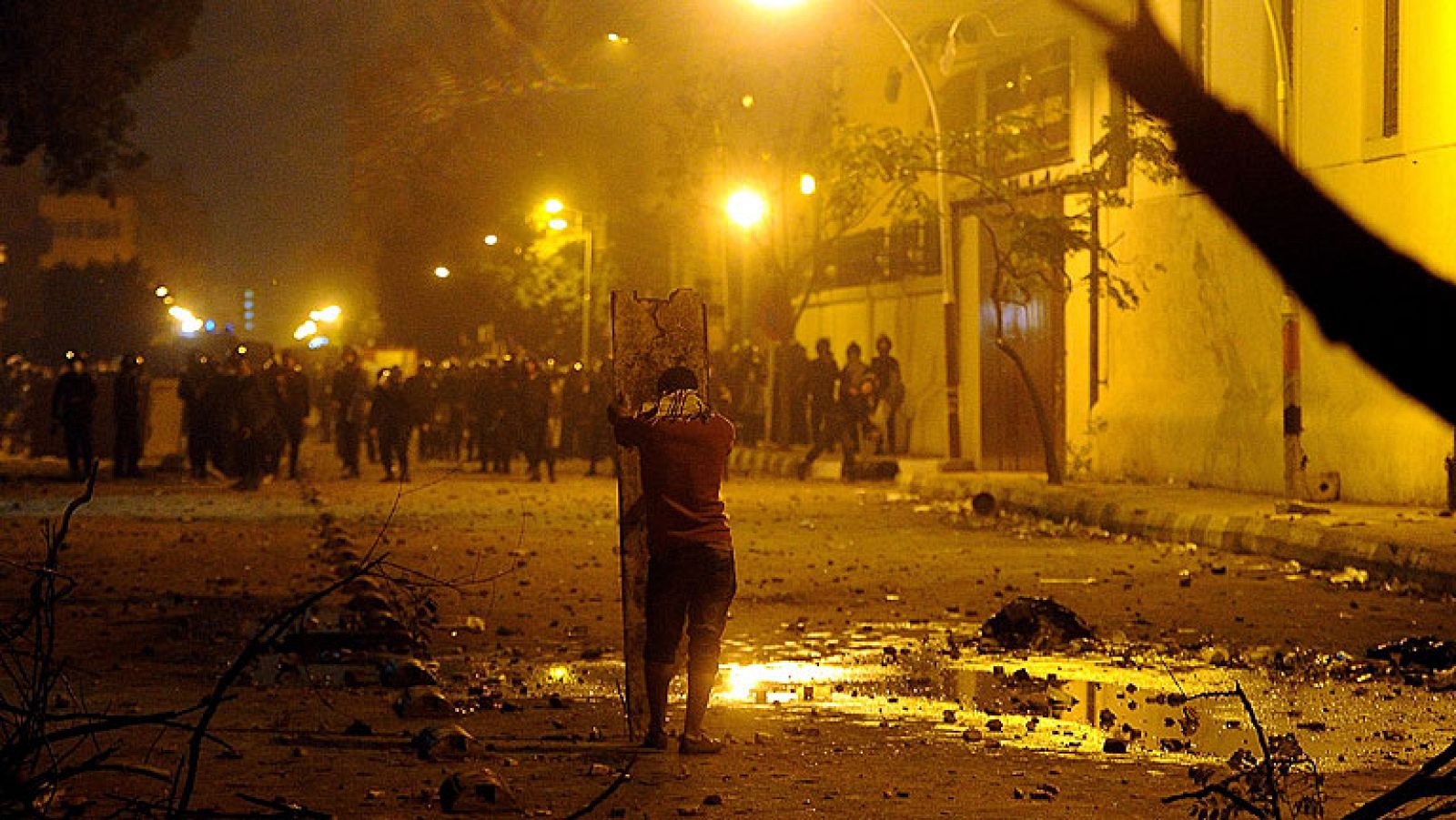 En Egipto continua la violencia tras la muerte de 74 personas en un campo de fútbol en Port Said.