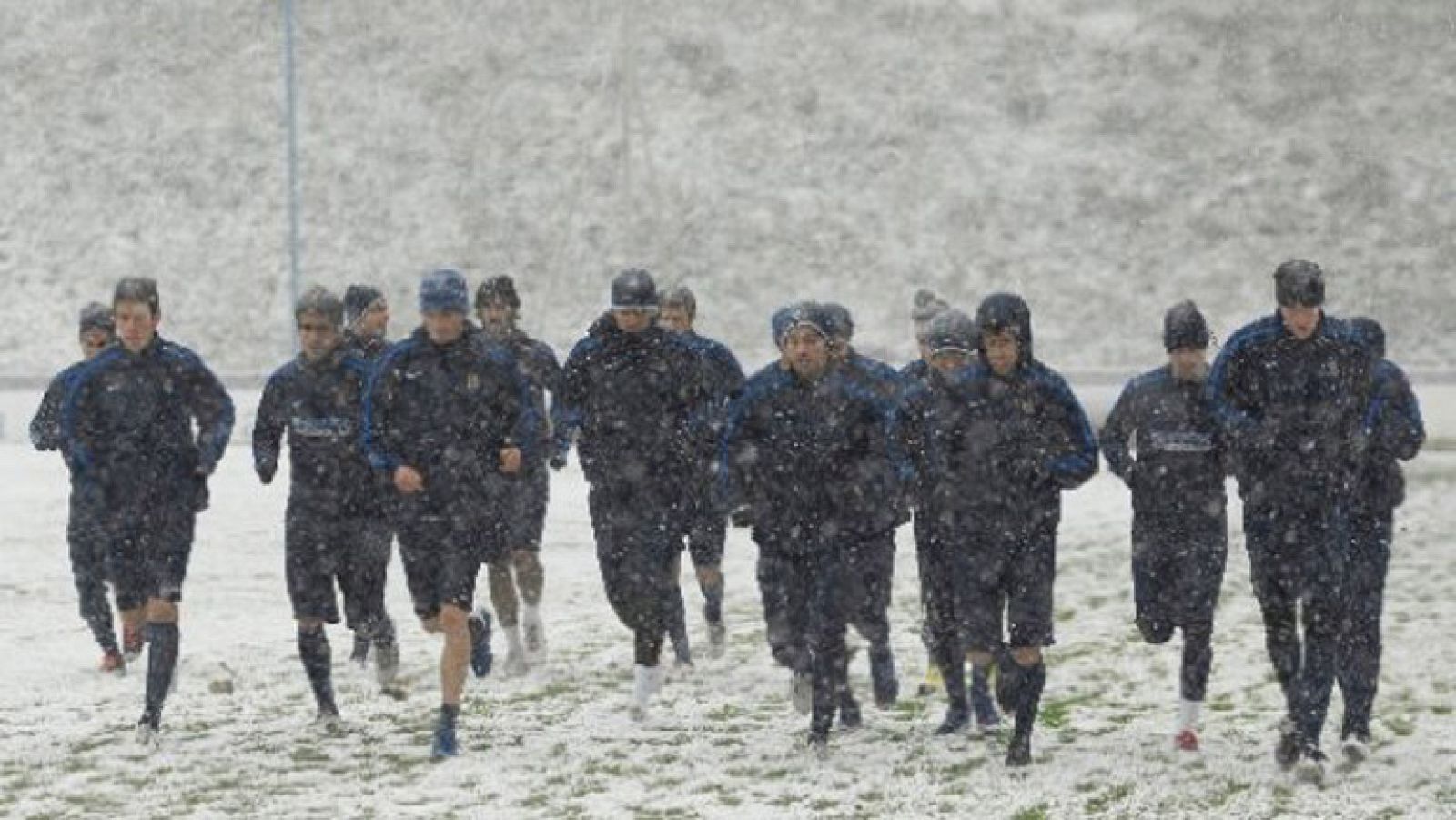 El frío marcará la jornada 22 de Liga que arranca este sábado con los partidos: Levante - Racing, Athletic - Espanyol y Mallorca - Betis a las 18:00 h.; Getafe - Real Madrid a las 20:00 h.; y Barcelona - Real Sociedad, a las 22:00 h. Por ejemplo en e