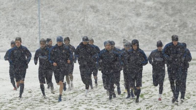 El frío marcará la jornada 22 de Liga que arranca este sábado con los partidos: Levante - Racing, Athletic - Espanyol y Mallorca - Betis a las 18:00 h.; Getafe - Real Madrid a las 20:00 h.; y Barcelona - Real Sociedad, a las 22:00 h. Por ejemplo en e