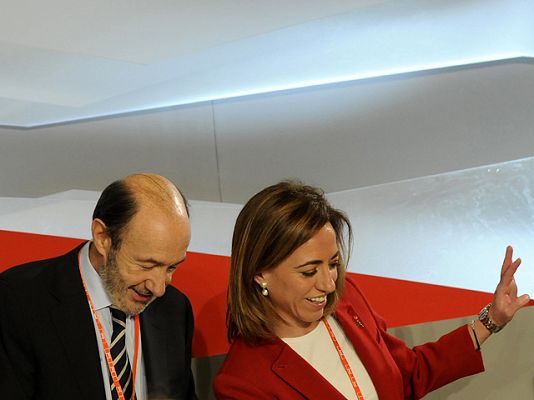  - Los militantes se ponen en pie para aplaudir a Zapatero en el arranque del 38 Congreso del PSOE