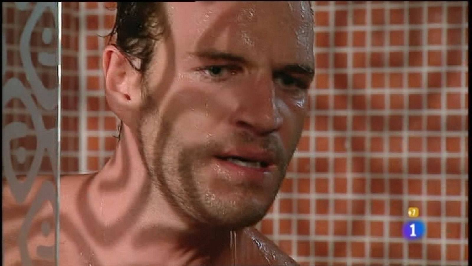 La casa de al lado - Capítulo 61 - Ignacia se despierta mareada en el hotel y encuentra a Pablo muerto a su lado - Ver ahora