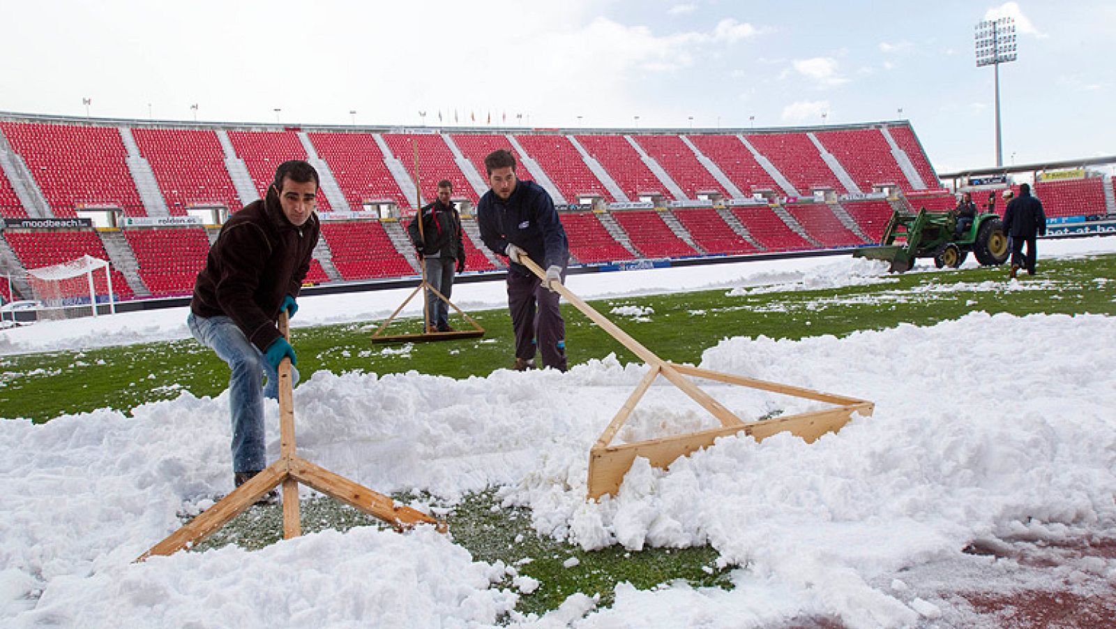 La jornada de Liga se prepara para el fin de semana más frío de la temporada, con nevadas que amenazan con el desarrollo del partido en Mallorca y temperaturas bajísimas en ciudades como Getafe o Zaragoza.