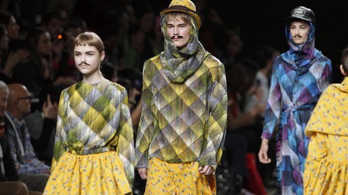  - Desfile íntegro de María Escoté