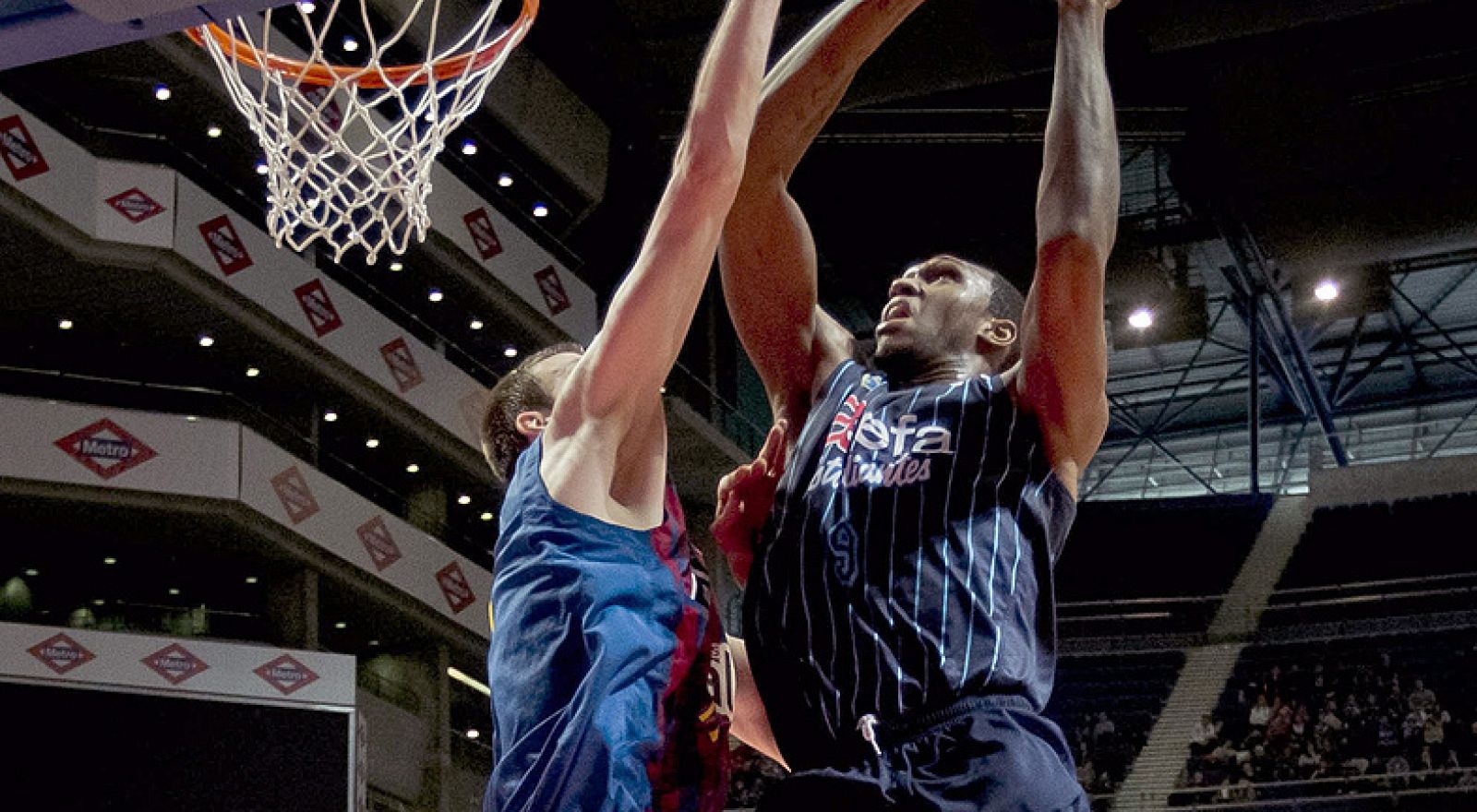 El Barcelona ha logrado una importante victoria en el Palacio de los Deportes ante el Asefa Estudiantes, que vendió cara su piel a pesar del abultado resultado final.