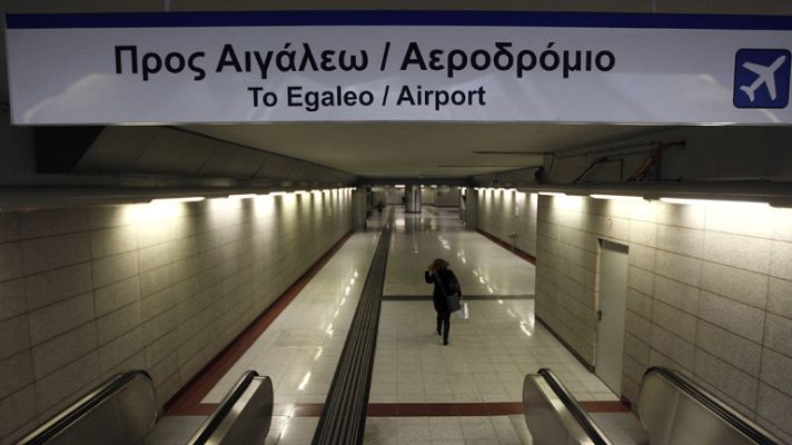 Telediario 1 - La troika ahoga a Grecia