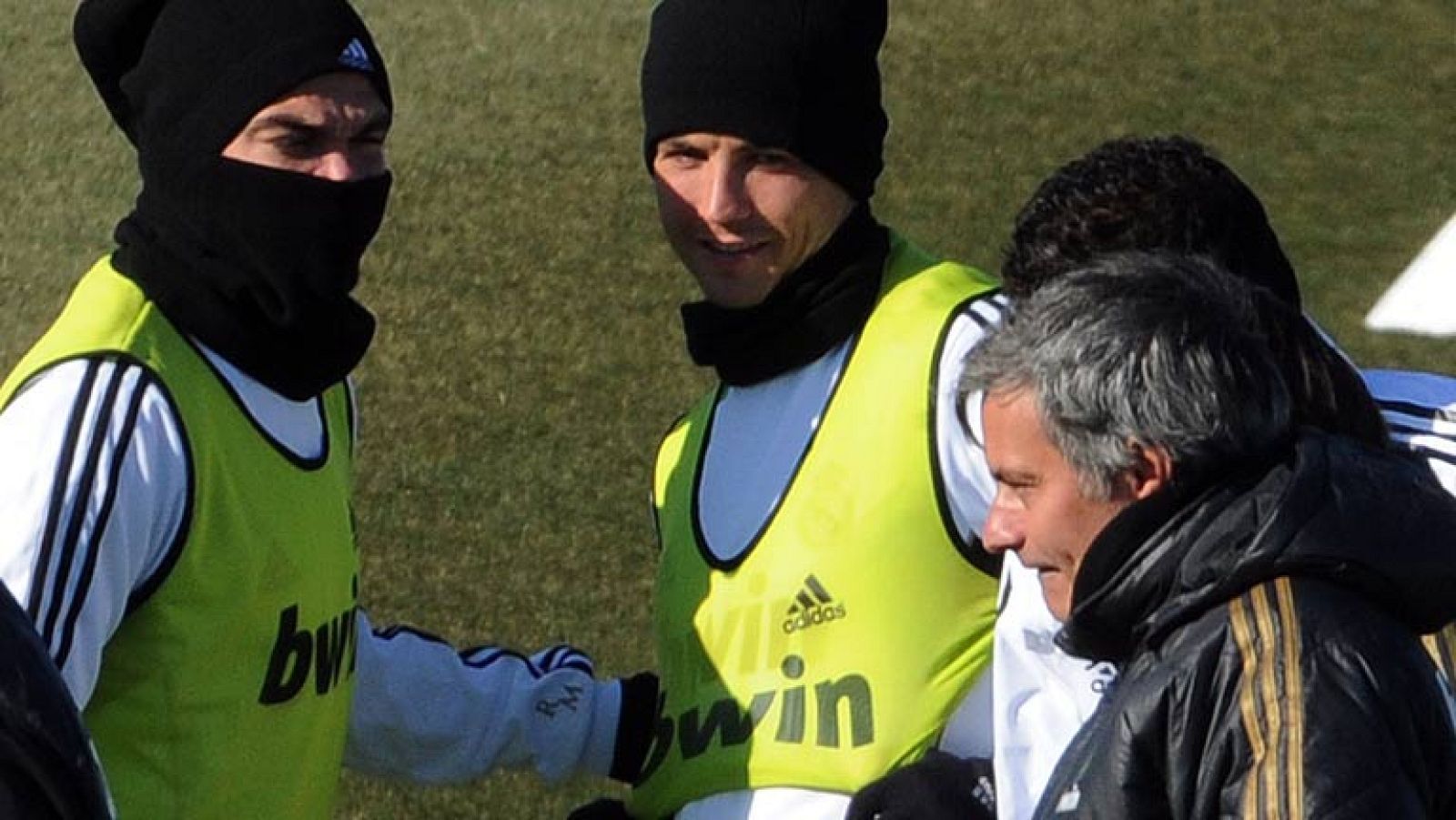 Frío, mucho frío ha pasado la plantilla del Real Madrid, pero ni eso es excusa para no preparar a fondo el próximo partido de Liga ante el Levante... Mientras Marcelo se entrenaba al margen, Khedira y Di María han vuelto a la normalidad junto al rest