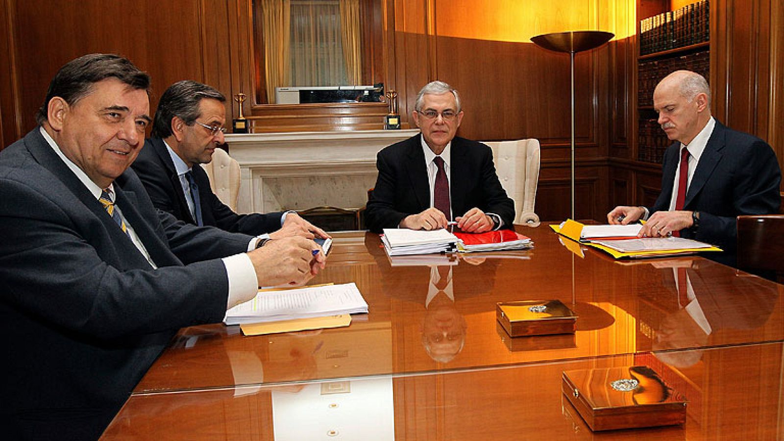 El primer ministro griego negocia de nuevo con la Troika las exigencias para el segundo rescate. El recorte de las pensiones ha hecho imposible un acuerdo en Atenas.