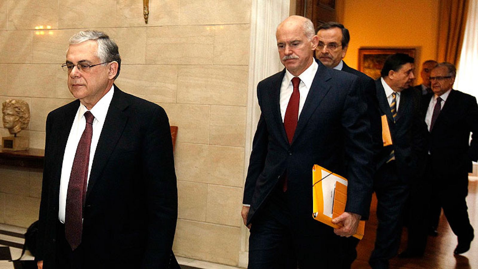 La falta de un acuerdo definitivo en Atenas sobre las condiciones de la Troika, pone una nota de incertidumbre a la reunión del Eurogrupo convocada para esta tarde.