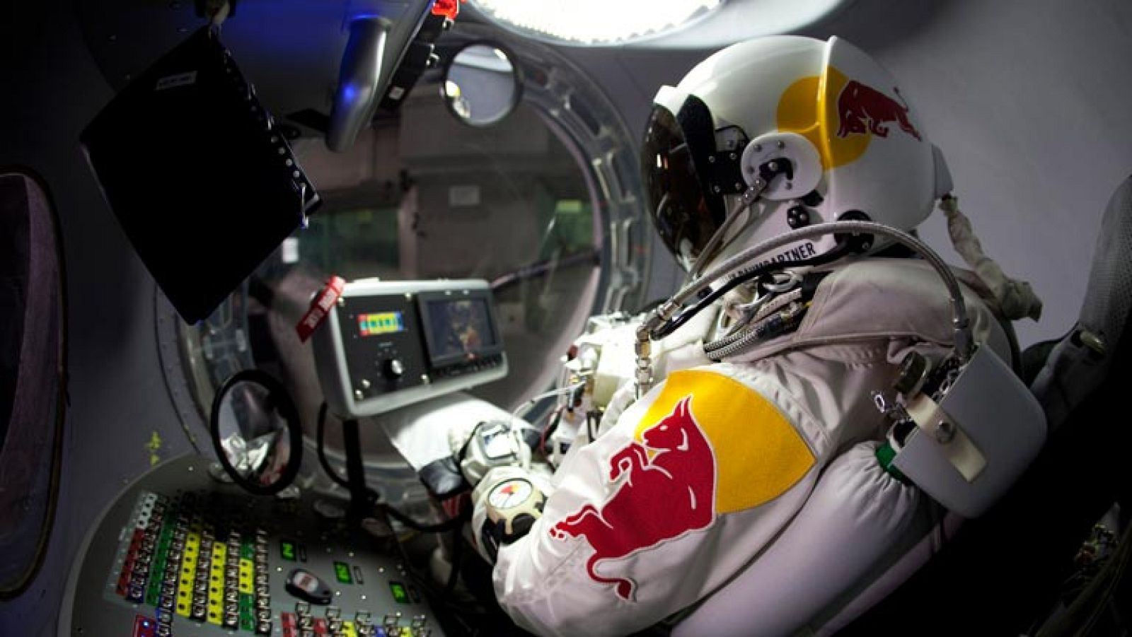 Junto a un equipo de expertos aeroespaciales, el atleta extremo austríaco Felix Baumgartner se ha preparado para afrontar el reto que supone la Misión Red Bull Stratos.