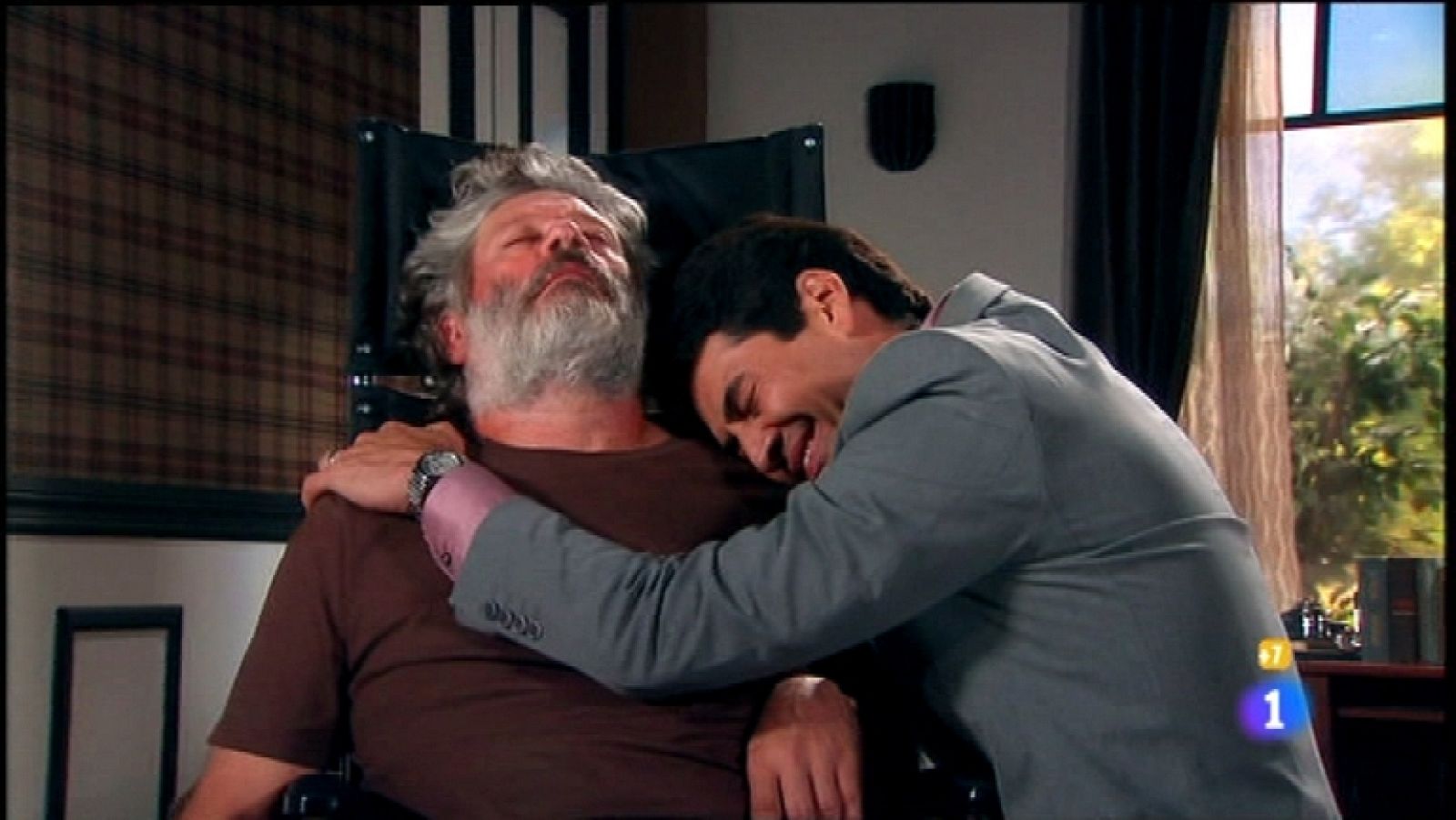 La casa de al lado - Capítulo 66 - Adolfo pone a prueba a Carola y le obliga a cobrar los cheques que robó a su padre - Ver ahora