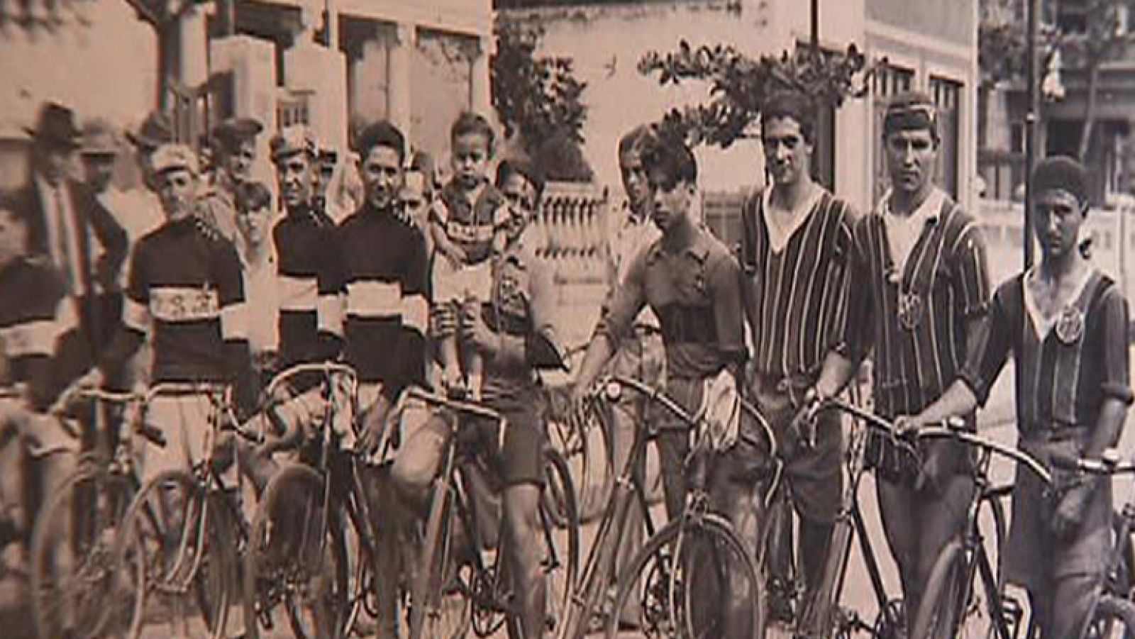 En 1928, un vecino de Coria, salió de su casa para dar la vuelta al mundo en bicicleta