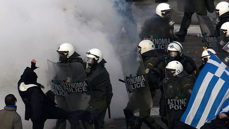 Violentos enfrentamientos frente al parlamento donde Grecia debate recortes adicionales - Informativo 24h | Ver