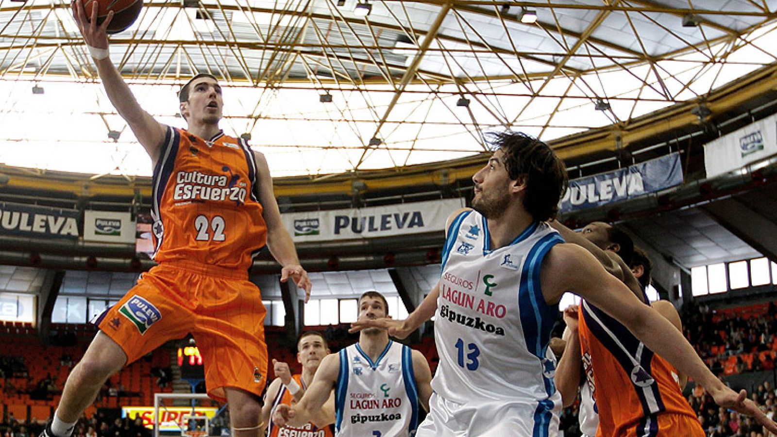 Velimir Perasovic ha sumado su primera victoria como entrenador del Valencia Basket, que se ha impuesto al Lagun Aro en el regreso de Stefan Markovic al conjunto levantino.