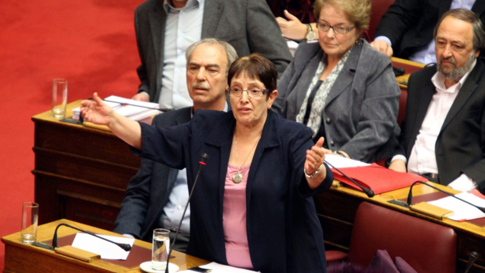 En el Parlamento griego aún están debatiendo sobre los ajustes