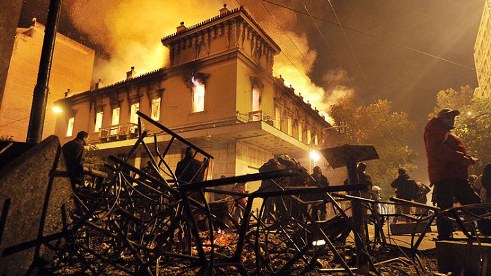  - El Parlamento griego aprueba el duro plan de rescate con Atenas en llamas