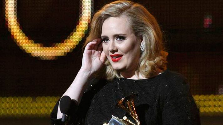 Telediario 1 - Adele reina en unos Grammy que despidieron a la diva Whitney Houston