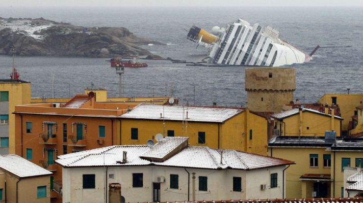 Telediario 1 - Se cumple un mes del naufragio del Costa Concordia