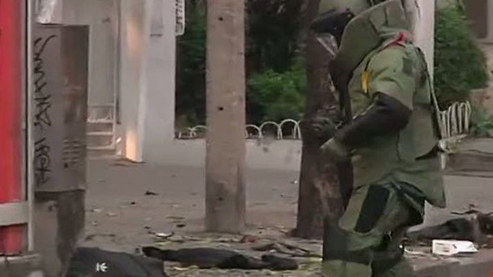 Informativo 24h - Un extranjero pierde ambas piernas al intentar lanzar una bomba contra la Policía en Bangkok