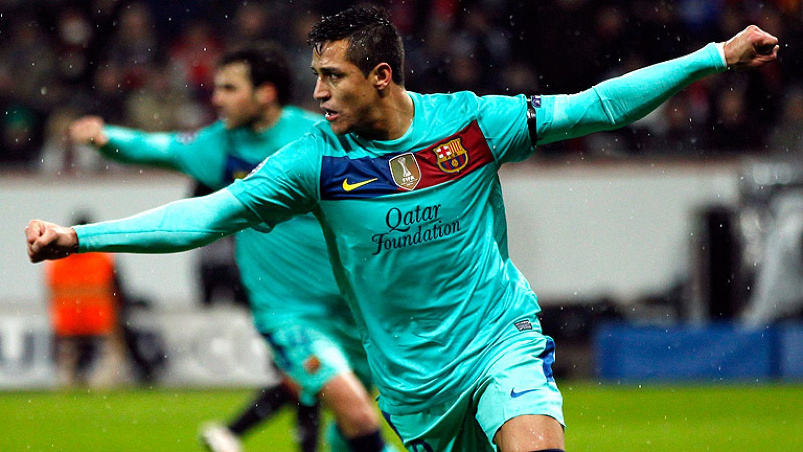 Un gol de Alexis Sánchez a la contra pone por delante al Barcelona en el BayArena. El equipo azulgrana ha aprovechado el primer despiste defensivo alemán con una rápida contra dirigida por Messi, que metió en largo para que el chileno definiera con a