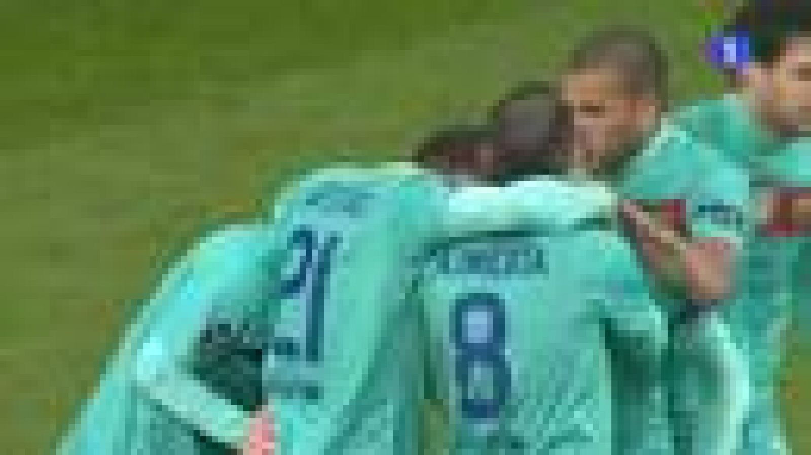 Un gol de Alexis Sánchez a la contra pone por delante al Barcelona en el BayArena. El equipo azulgrana ha aprovechado el primer despiste defensivo alemán con una rápida contra dirigida por Messi, que metió en largo para que el chileno definiera con a