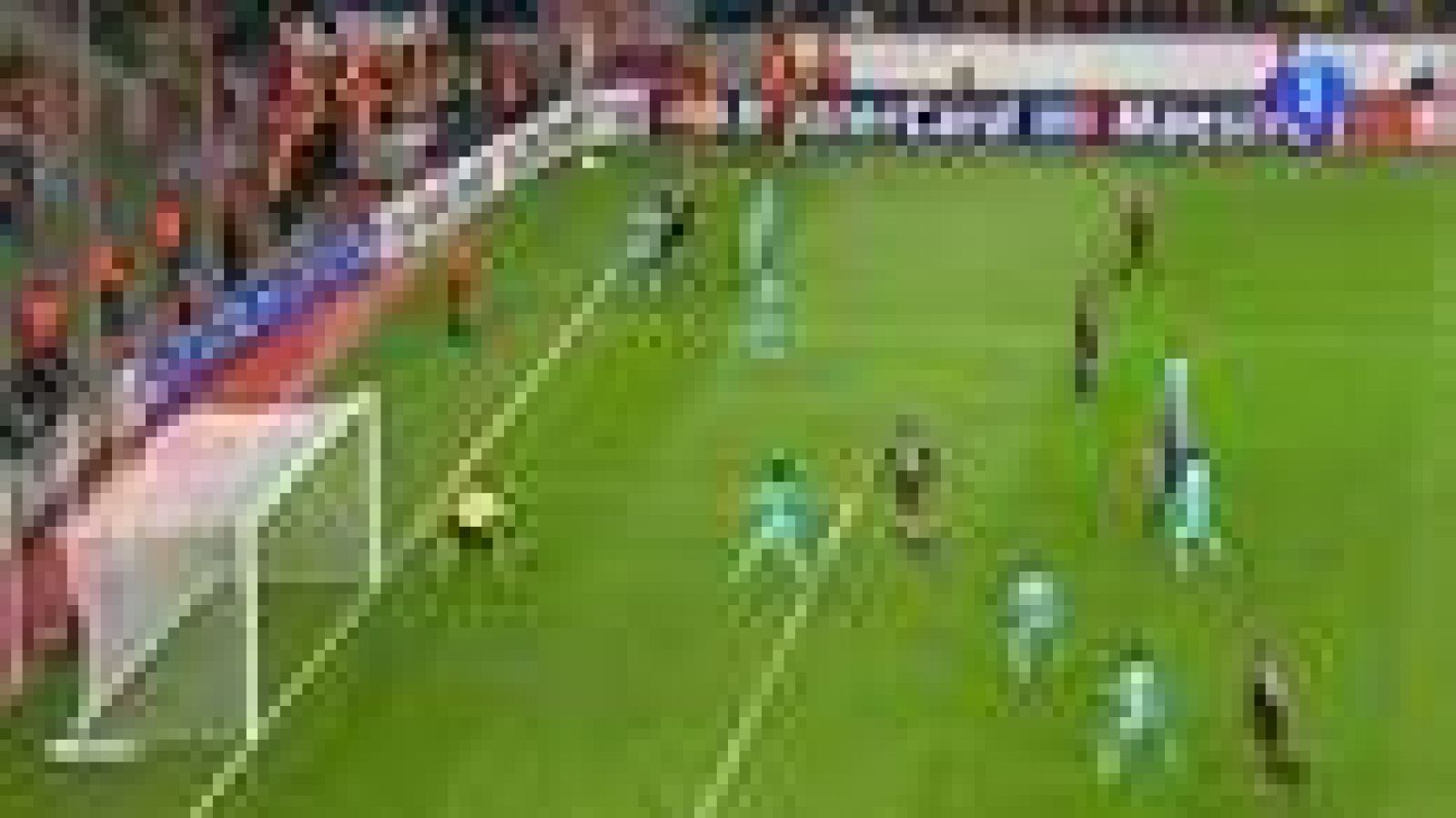 El central checo pone el empate en el marcador al superar en el salto a Alexis y batir a Valdés en su remate en el segundo palo.