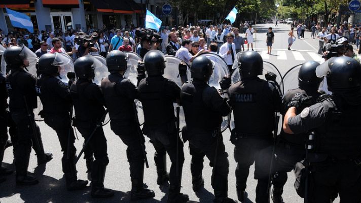 Informativo 24h - La Policía argentina carga contra veteranos de la Guerra de las Malvinas
