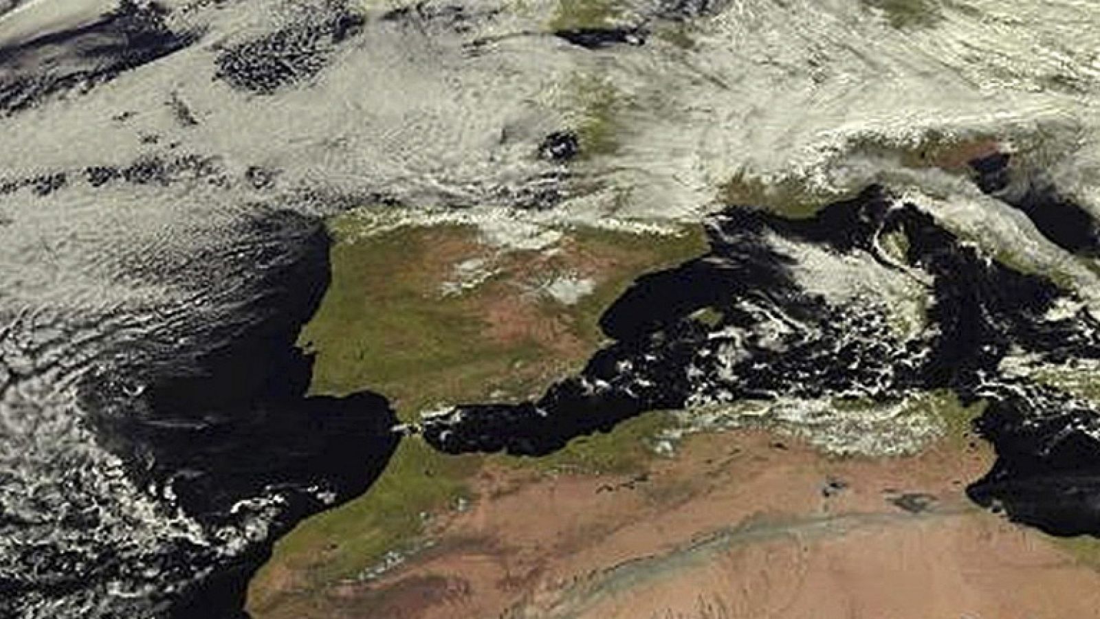 Cielos cubiertos en el norte peninsular y fuertes chubascos en Canarias