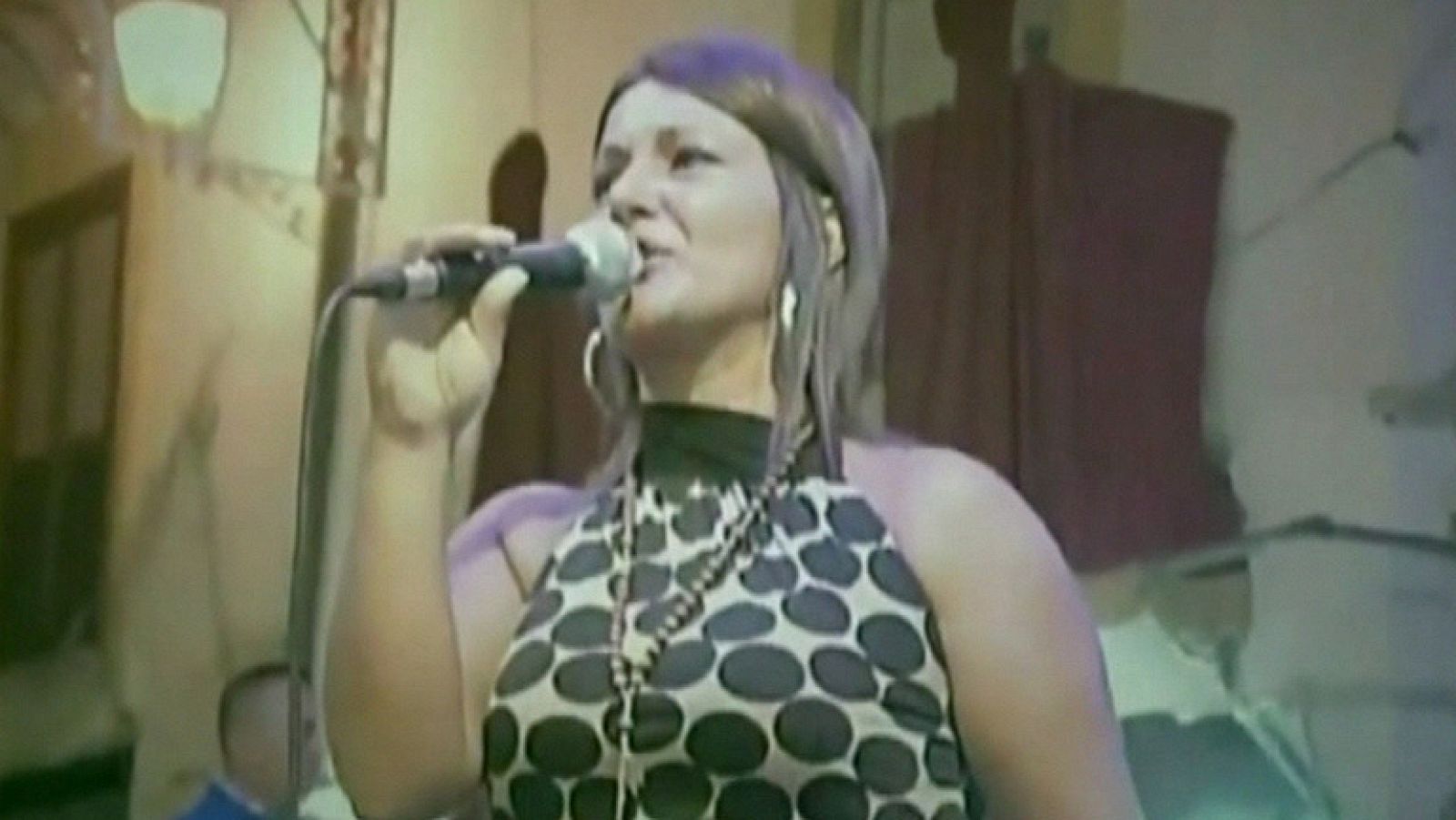 Les llaman neomelódicos y se han convertido en el fenómeno musical en Nápoles