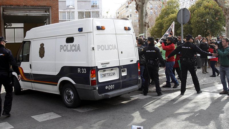 Llega a los juzgados el padre de los niños desaparecidos en Córdoba entre abucheos - La tarde en 24h | Ver