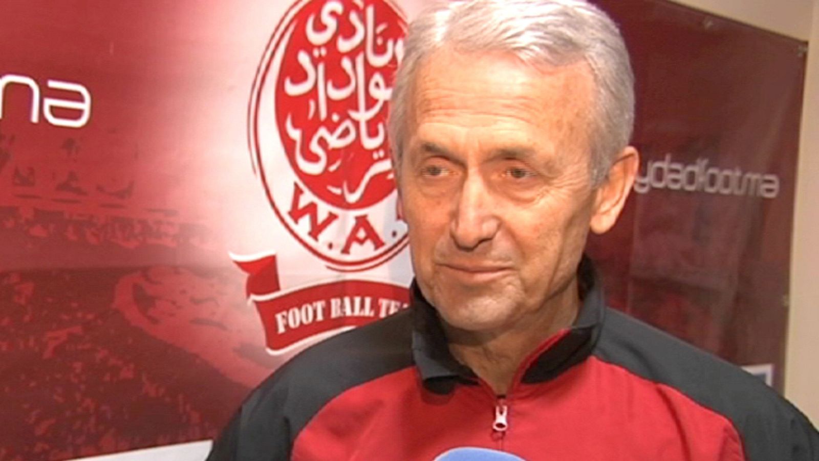 Benito Floro observa a los jugadores de su nuevo equipo en un entrenamiento. El Wydad de Casablanca, con 17 títulos de la botola, la liga marroquí, es el club más laureado del país, pero este año marcha quinto en la tabla.