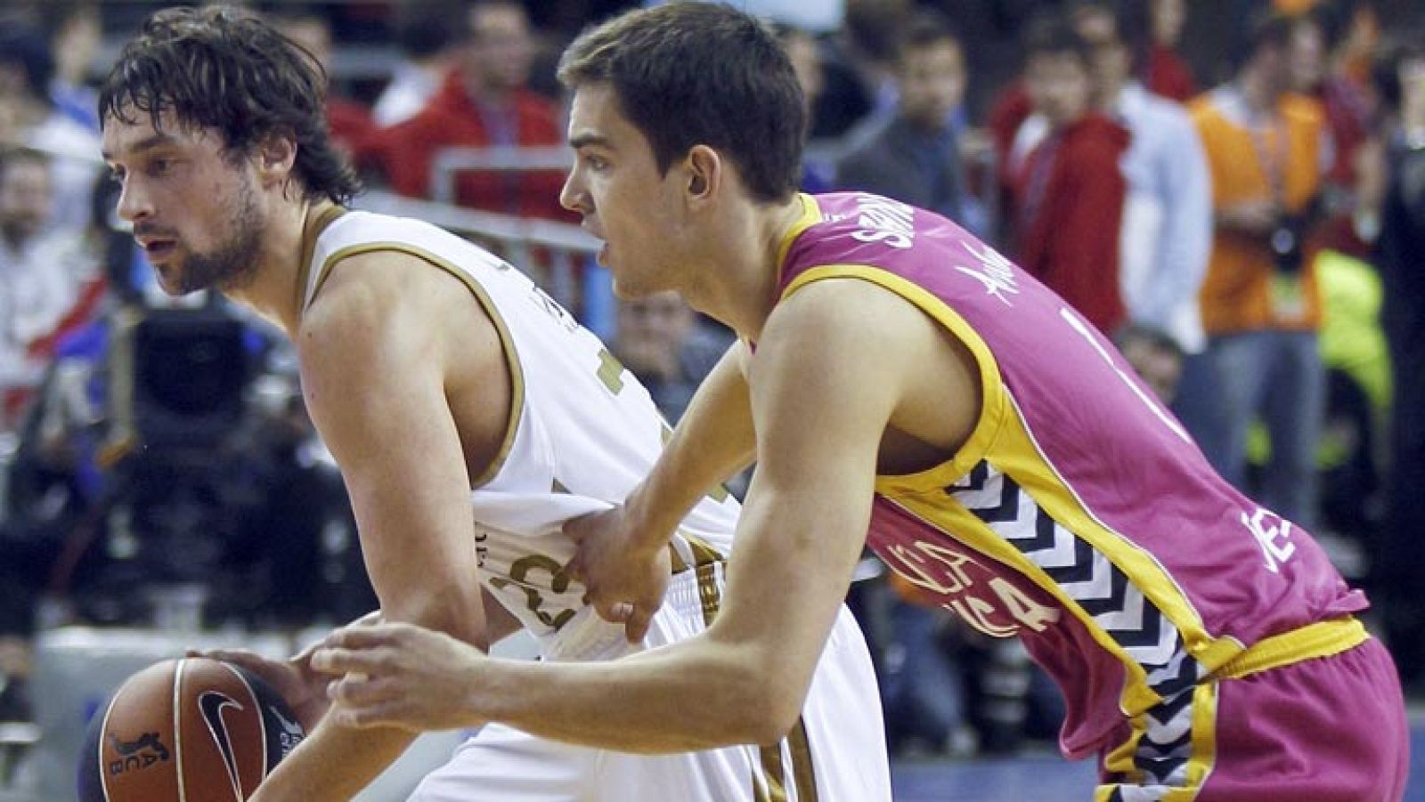 Victoria del conjunto blanco sobre el Cajasol Banca Cívica por 92-84 en un duelo vibrante. Resumen musical.