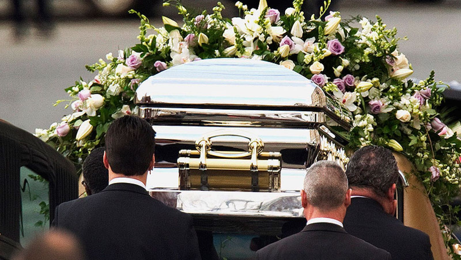 El actor estadounidense Kevin Costner ha sido el encargado de dar uno de los discursos durante el funeral de la recientemente fallecida cantante.